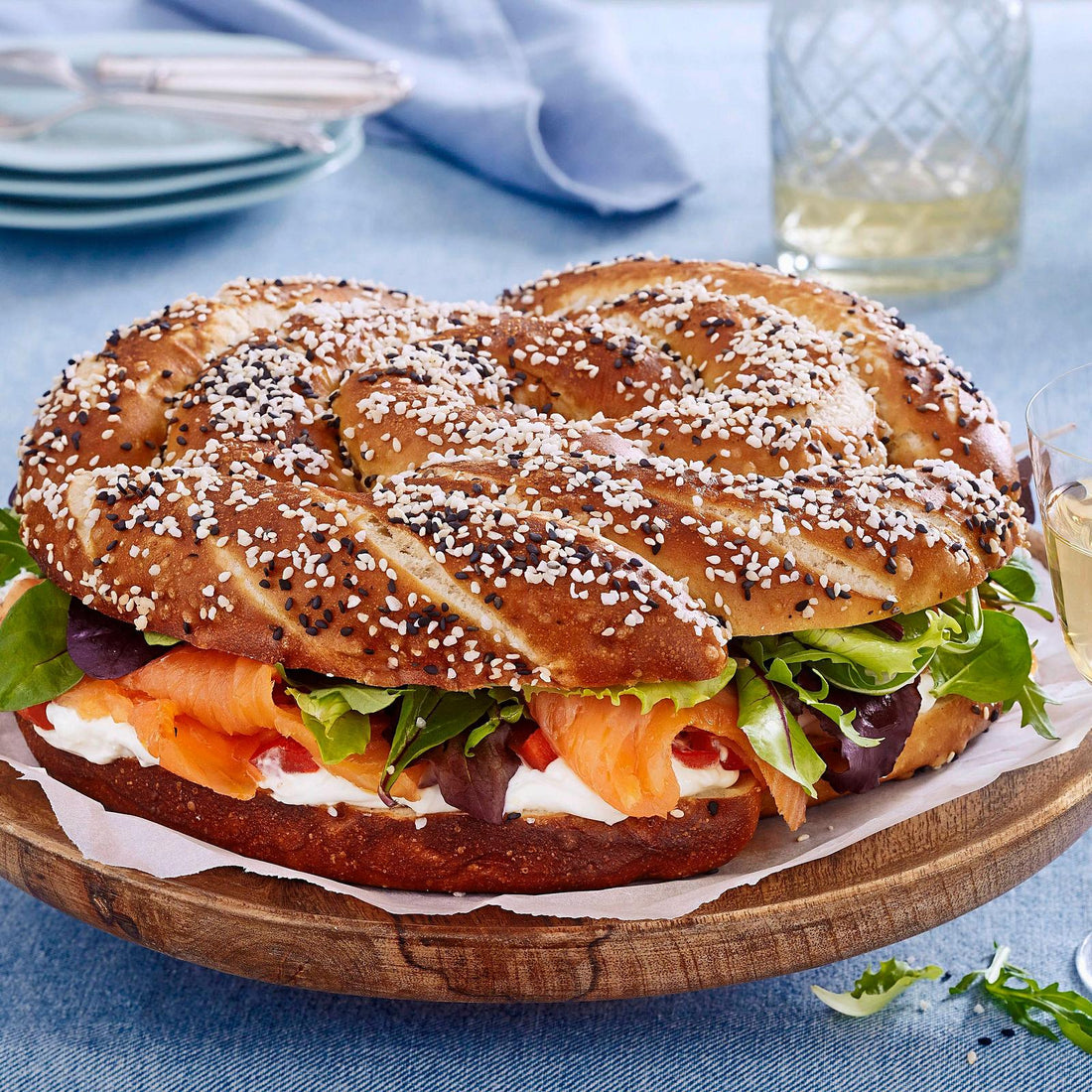 Laugentorte mit Lachs und Wasabi-Creme