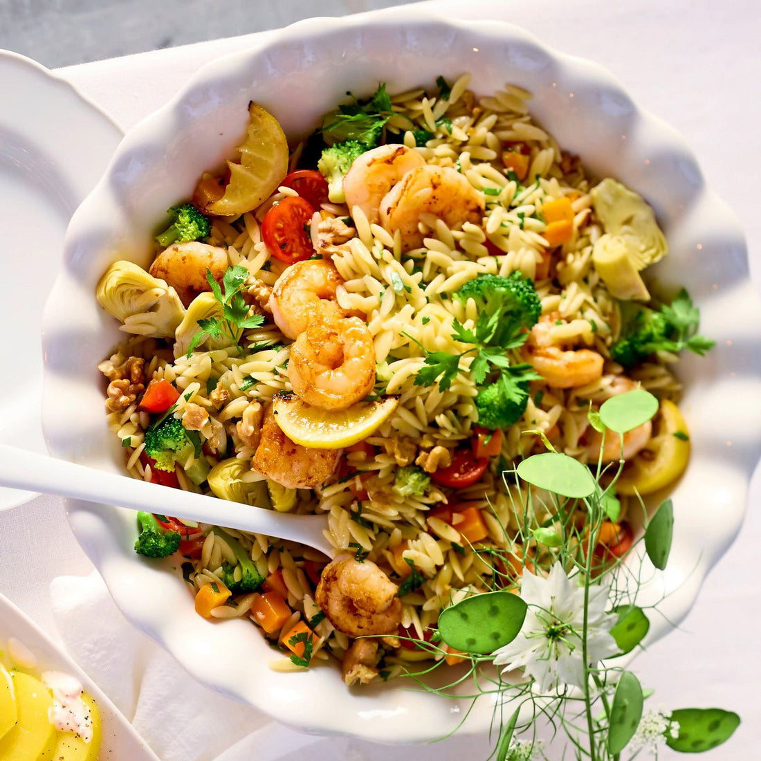 Orzo-Salat mit feinen Garnelen