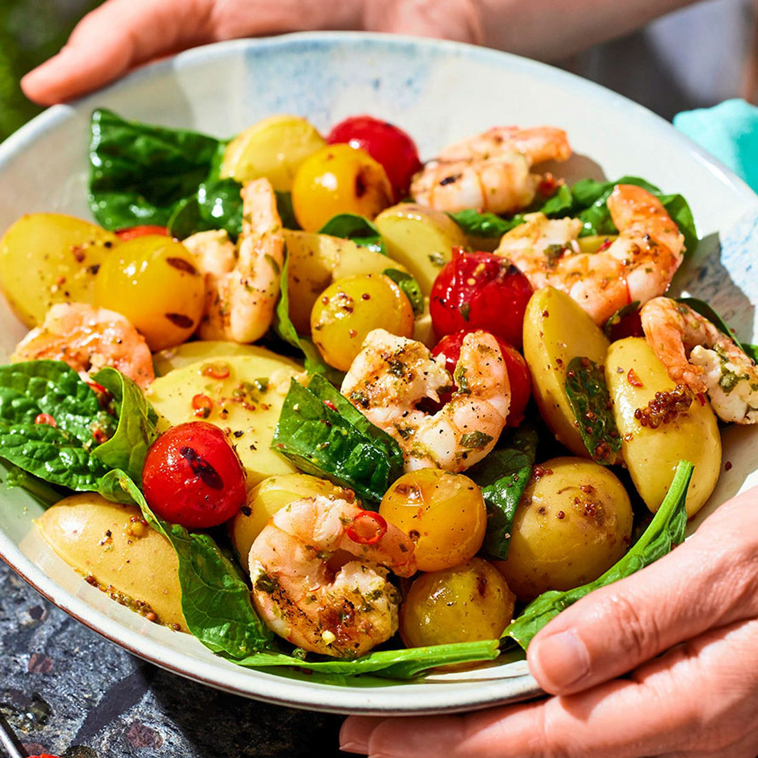 Kartoffelsalat mit Garnelen und Grilltomaten
