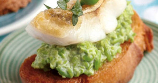 Crostini mit Erbsenpüree und Zander