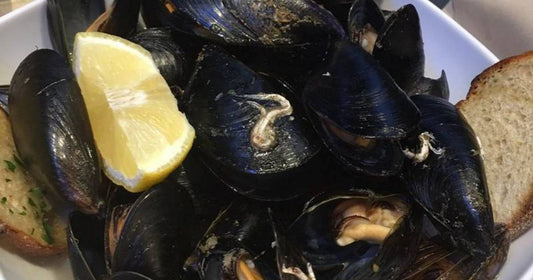 Miesmuscheln mit geröstetem Knoblauchbrot