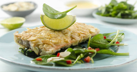 Lachs in Mandelkruste auf Mandelspinat