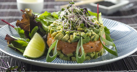 Lachstatar auf Avocadocreme