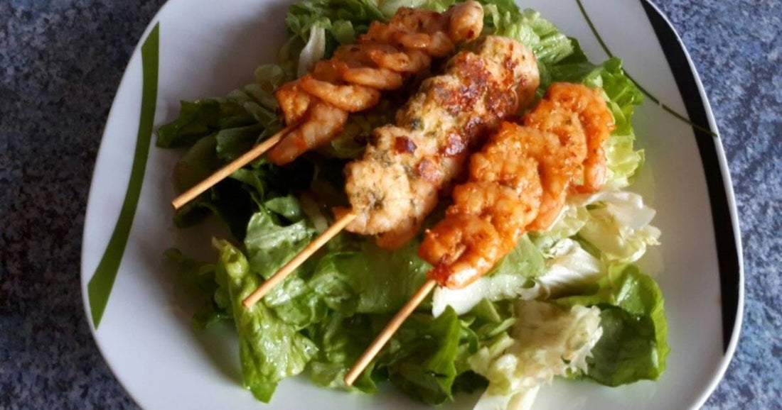 Garnelenspieße auf Blattsalaten