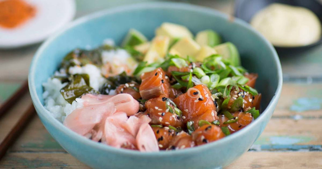 Poke Bowl mit Lachs, Avocado und Frühlingszwiebel