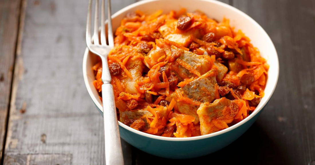Heringssalat mit Karotten, Rosinen und Curry