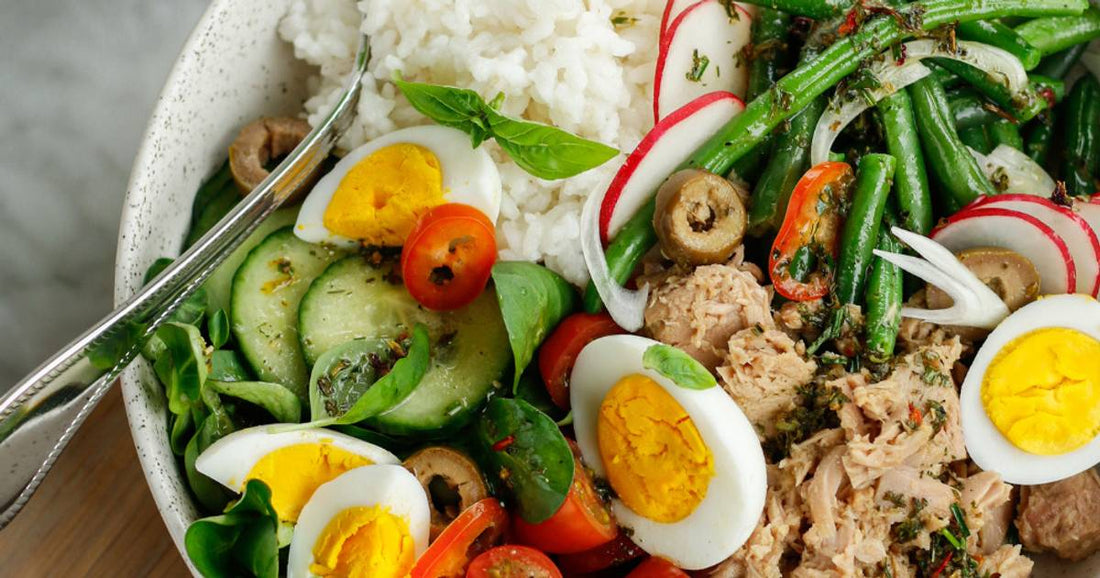 Bunte Reisschale ‚Niçoise’ mit Kräuter-Dressing