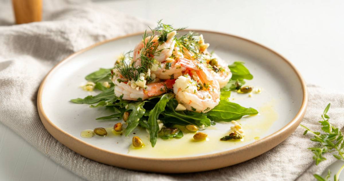 Gedämpfte Garnelen mit Aromaten auf Rucola