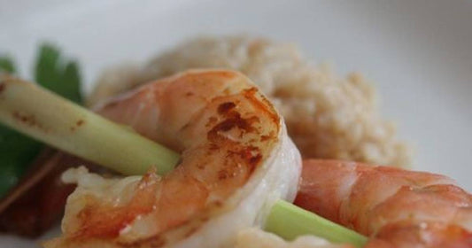 Erdnuss-Risotto mit Garnelenspießchen