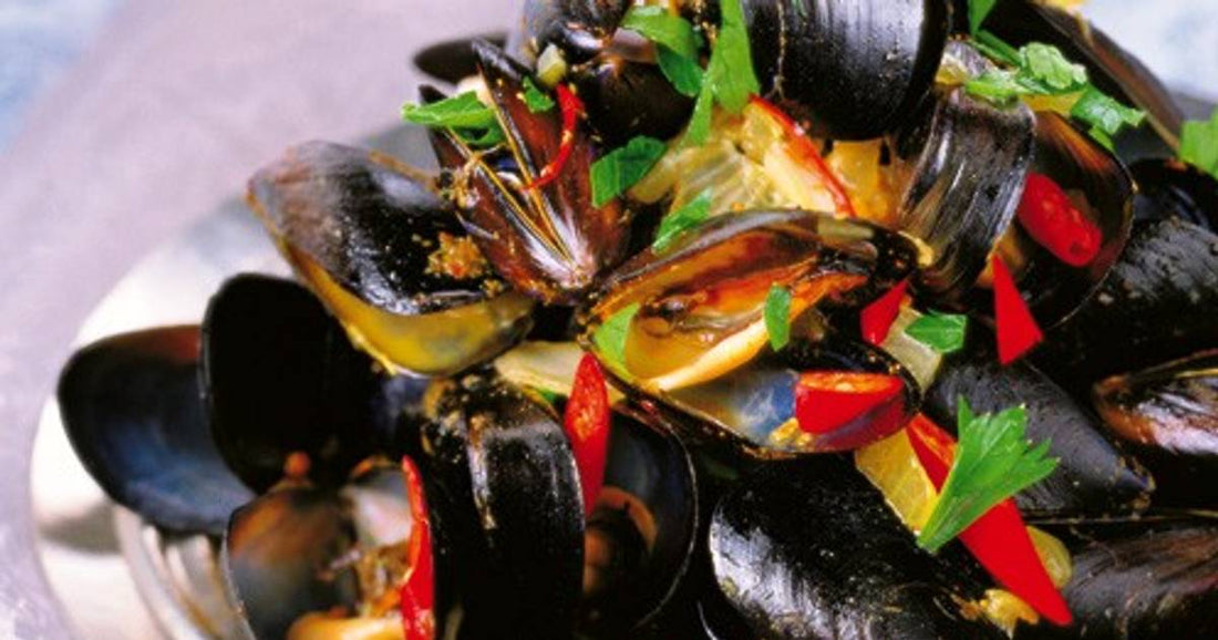 Gedämpfte Muscheln mit rotem und grünem Chili