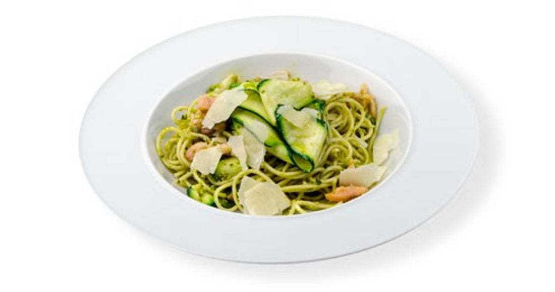 Zucchini-Spaghetti mit Räucherlachs und Pistazien-Pesto