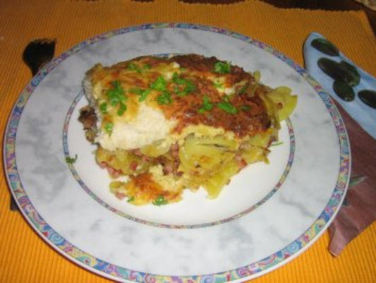 Fischfilet auf Bratkartoffeln unter einer Senf Käse Kruste