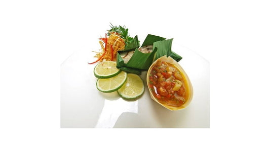 Fisch in Bananenblatt gedämpft mit Papaya-Chili-Salat