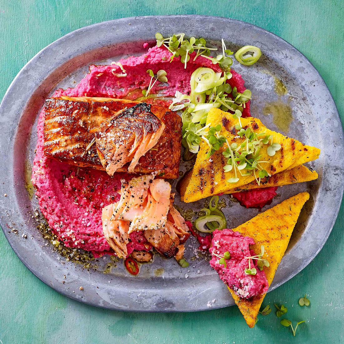 Pfannen-Lachs mit Polenta-Ecken und Pink Hummus