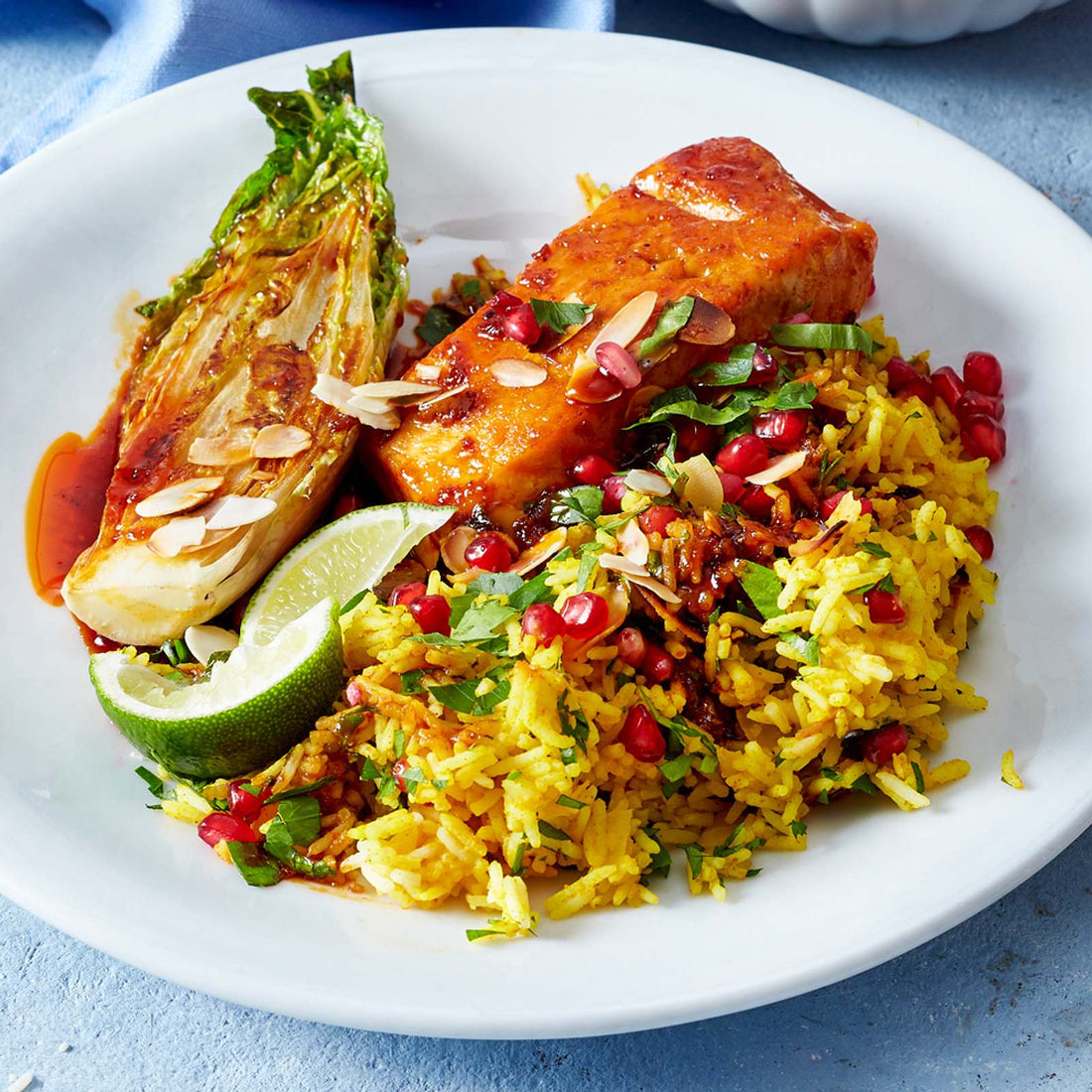 Curry-Lachs mit Kurkuma-Reis und gebratenem Römersalat