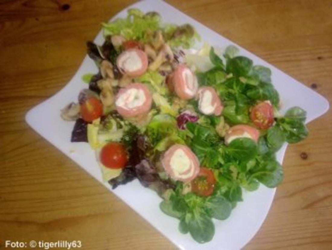Gemischte Blattsalate mit Lachs Frischkäseröllchen