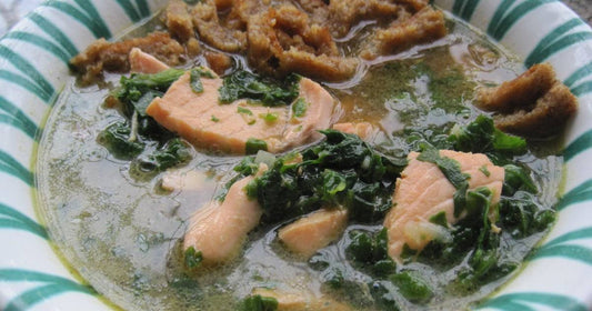 Spinat-Lachssuppe mit Frittaten