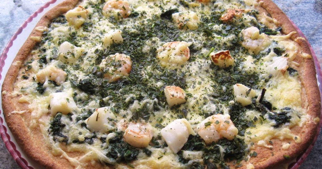 Pizza mit Jakobsmuscheln und Garnelen