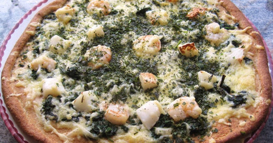 Pizza mit Jakobsmuscheln und Garnelen