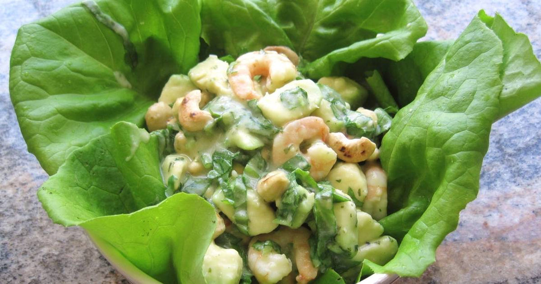 Warmer Avocadosalat mit Rucola, Shrimps und gerösteten Cashewkernen