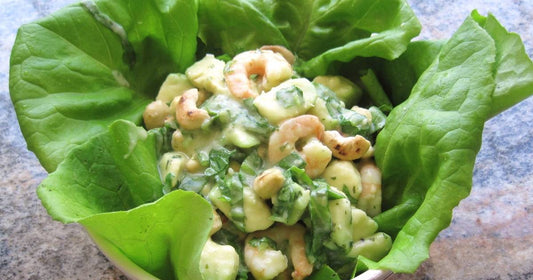 Warmer Avocadosalat mit Rucola, Shrimps und gerösteten Cashewkernen
