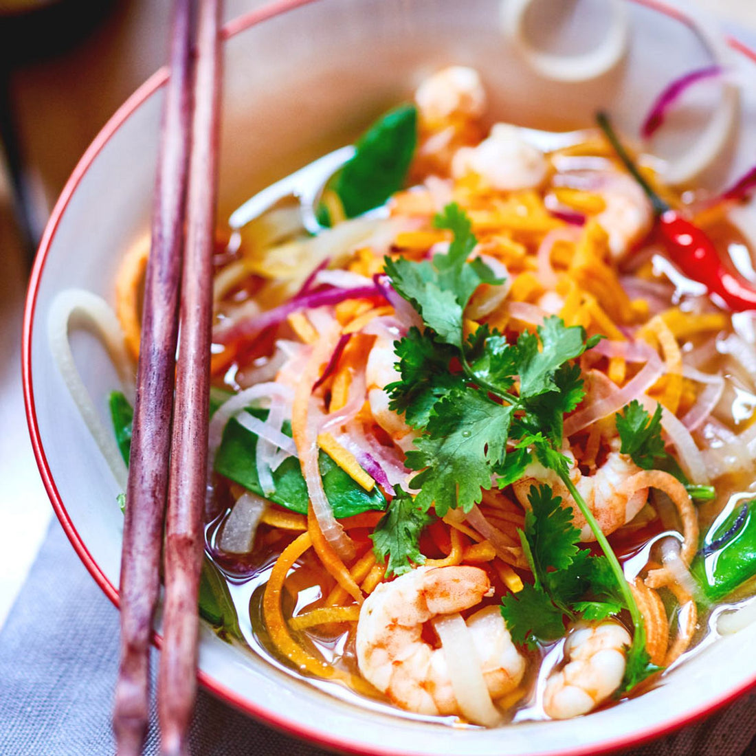 Asia-Gemüsesuppe mit Garnelen