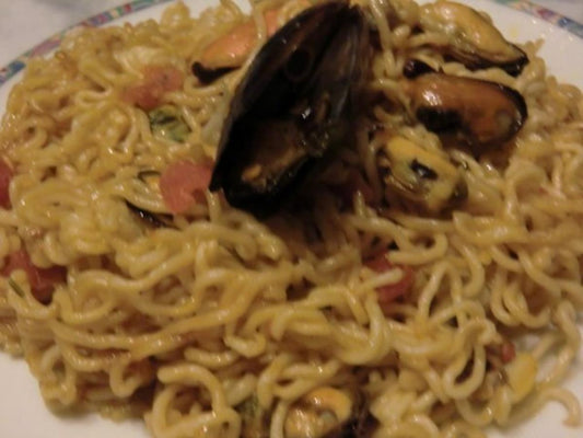 Chinesische Nudeln aus dem Wok mit Muscheln