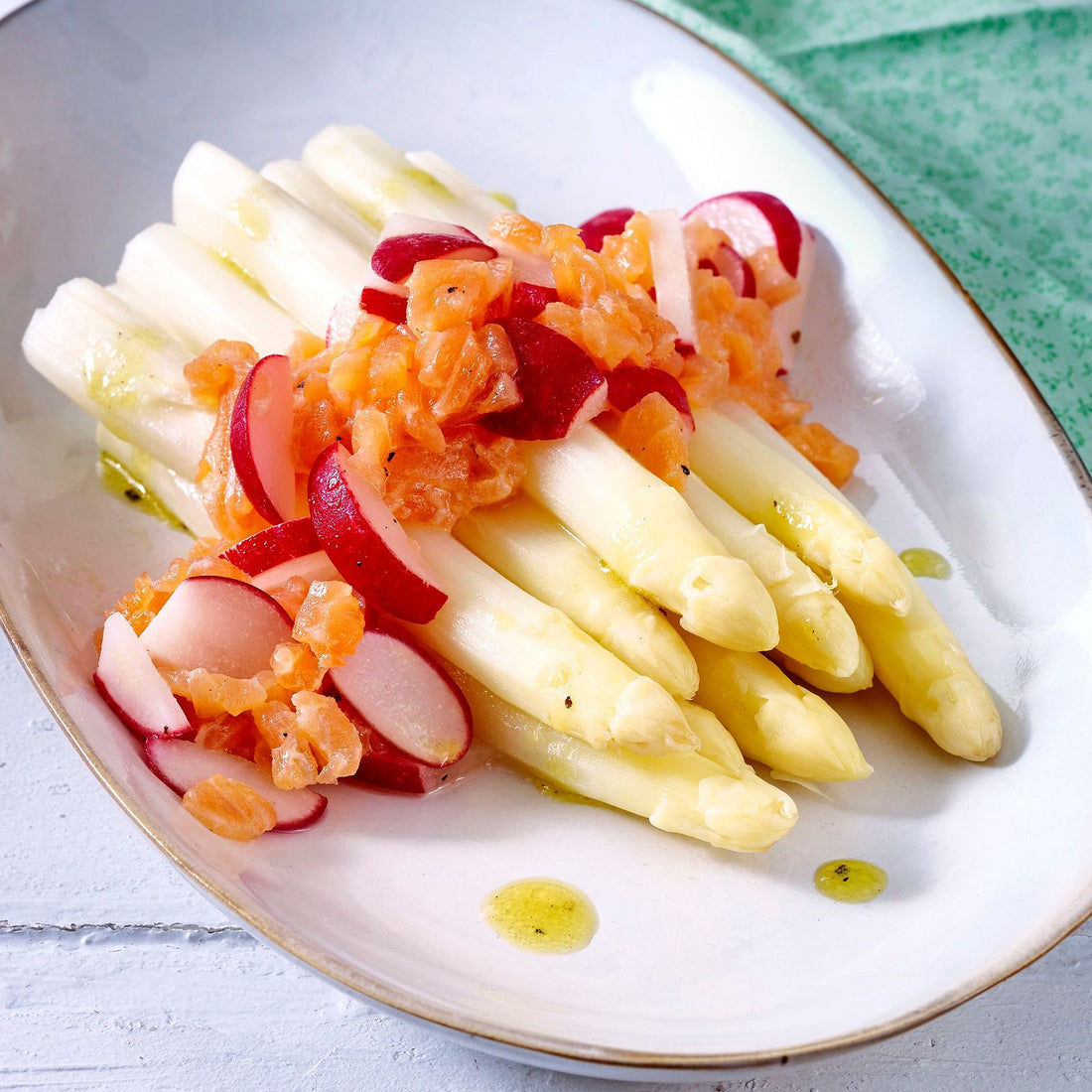 Spargel mit feinem Lachstatar