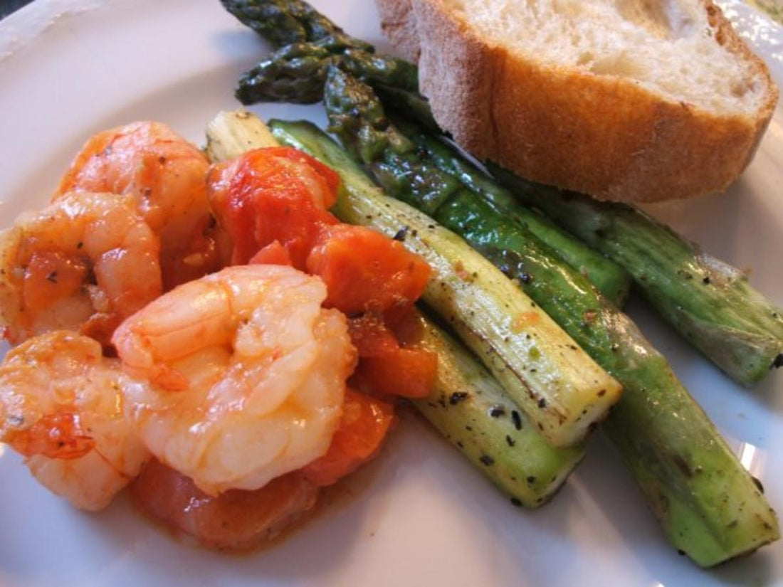 Fisch: Knoblauchgarnelen mit frischen Tomaten und Grünem Spargel -