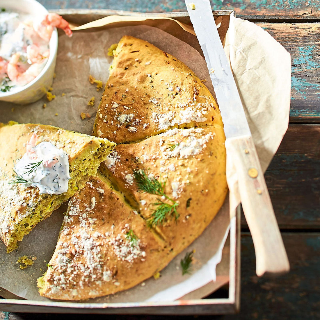 Kräuter-Zucchini-Scone mit Garnelen-Tsatsiki