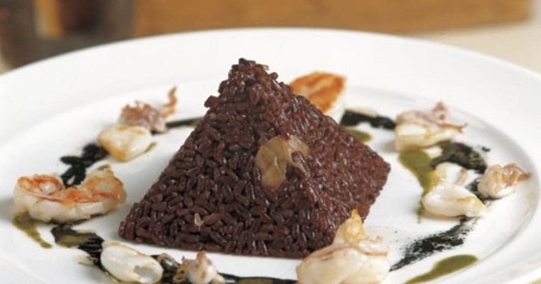 Reis-Pyramide mit Garnelen und Calamari