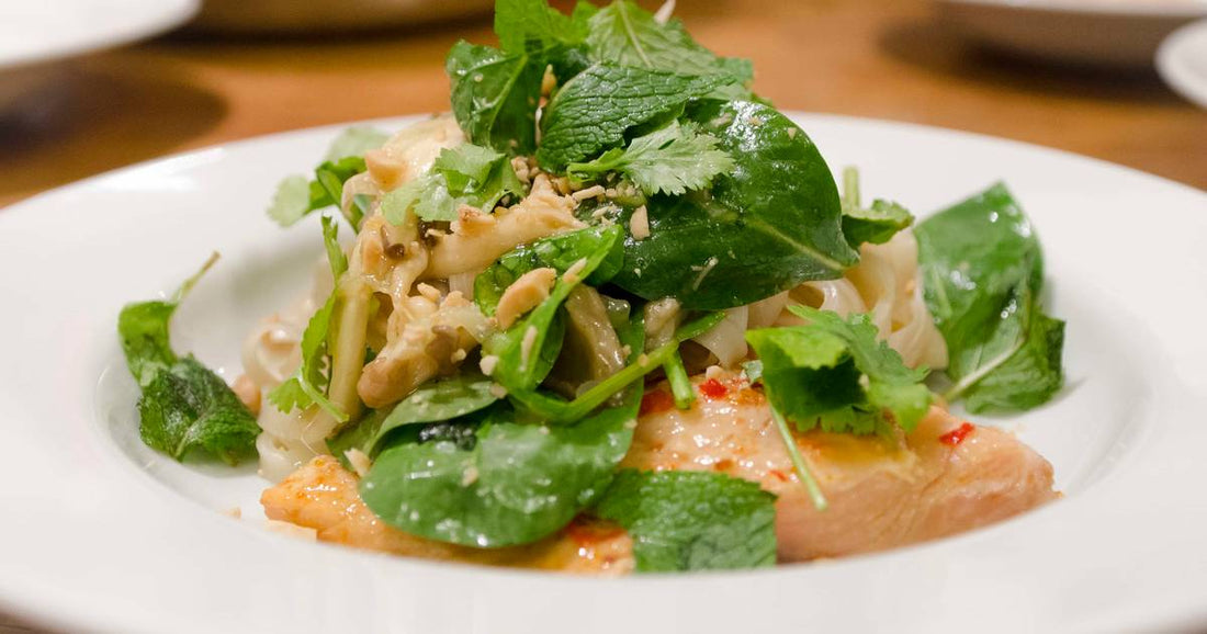 Asiatisch gedämpfter Fisch mit Reisnudelsalat