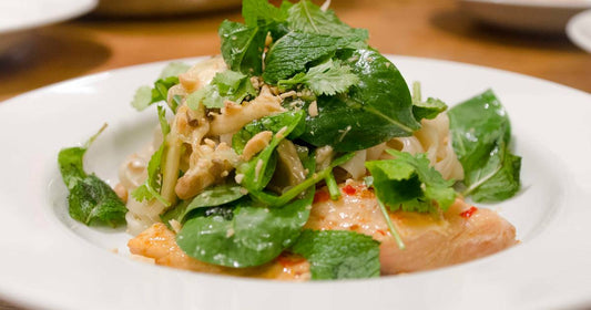 Asiatisch gedämpfter Fisch mit Reisnudelsalat