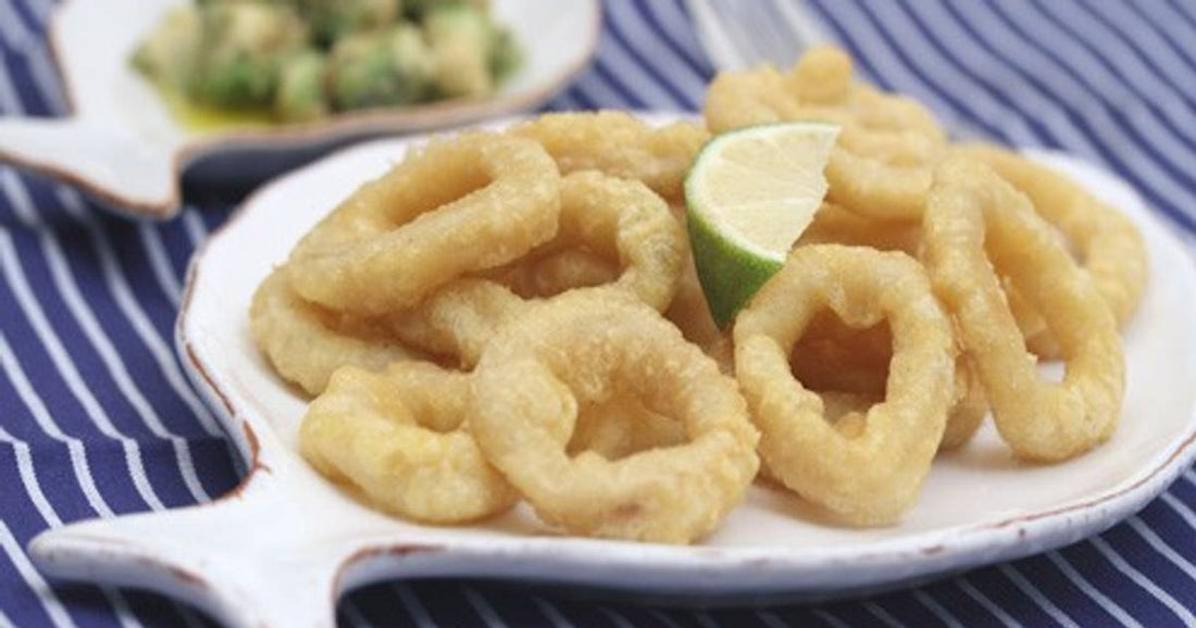 Calamari fritti mit Avocado-Gurken-Salat und Crostini