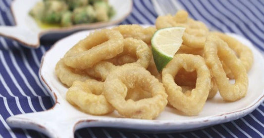 Calamari fritti mit Avocado-Gurken-Salat und Crostini