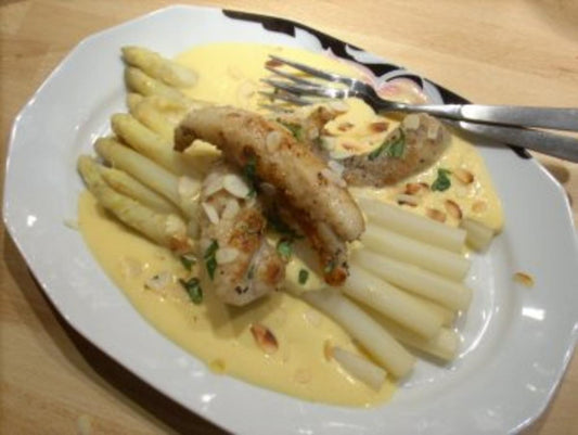 Stangenspargel an Vanille Hollandaise mit Seeteufel Filets