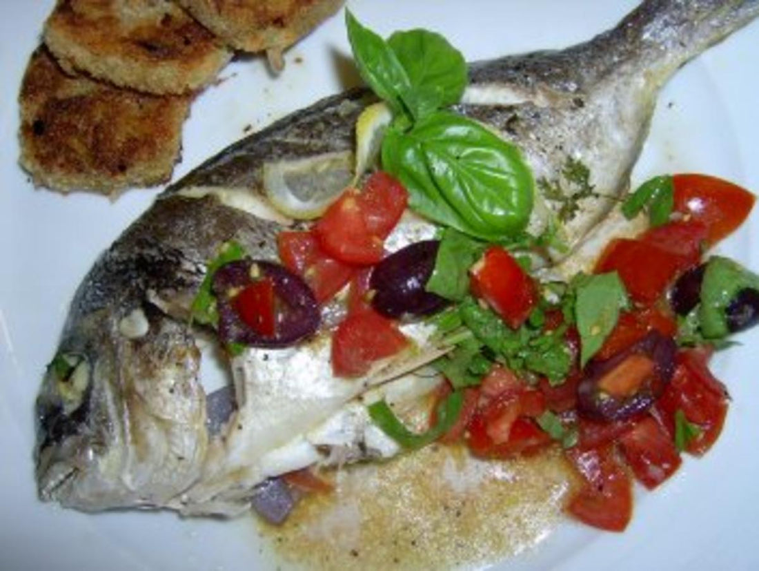 Dorade mit Basilikum Tomaten und Gemüsetaler