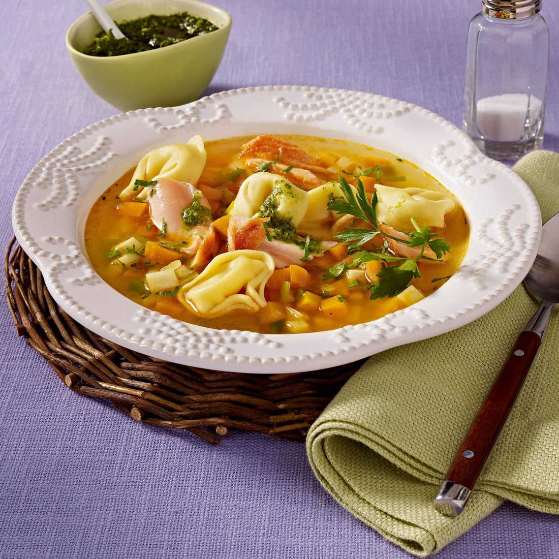 Tortellini-Suppe mit Lachs