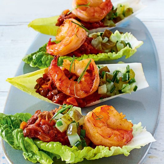 Salatschiffchen mit Gurkensalsa, Linsen und Garnelen