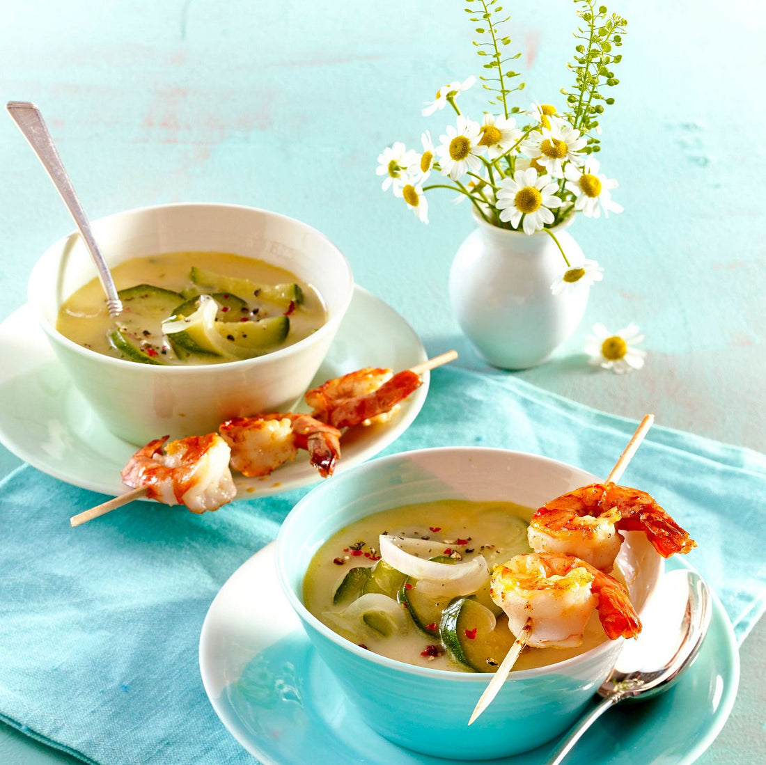 Zitronen-Joghurt-Suppe mit Garnelenspieß