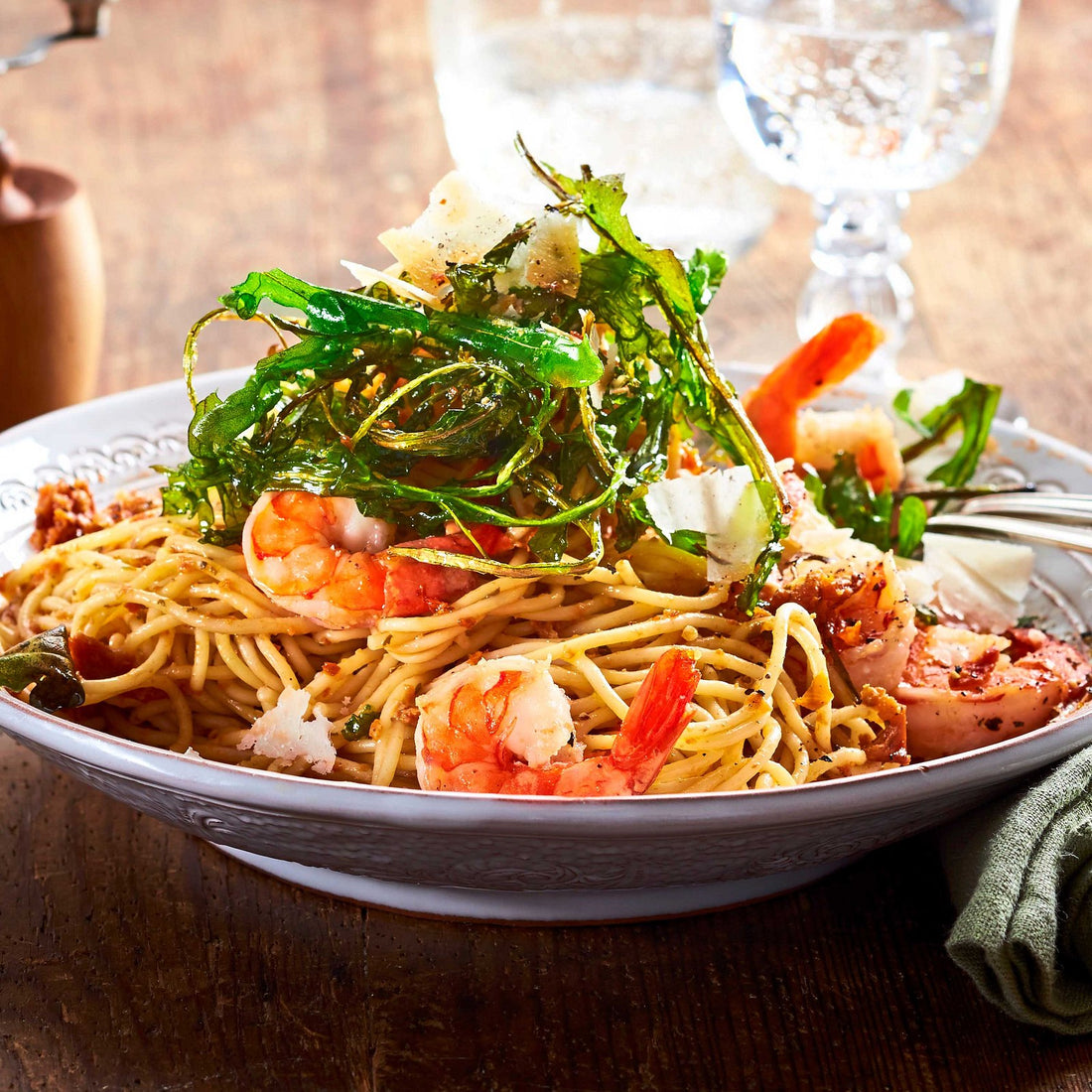 Rucola frittiert auf Tomaten-Pasta mit Garnelen