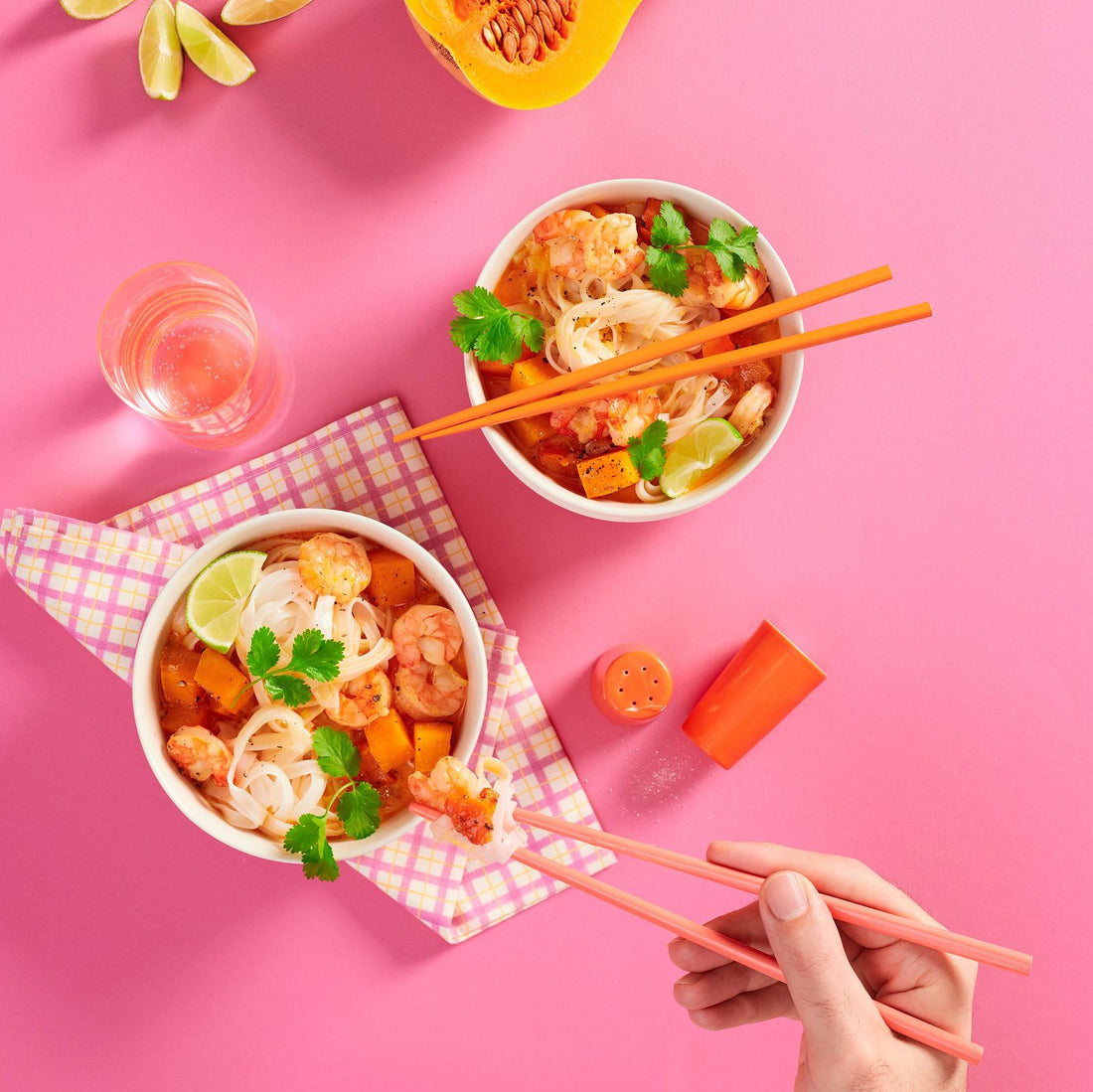Laksa-Nudelsuppe mit Butternusskürbis und Garnelen