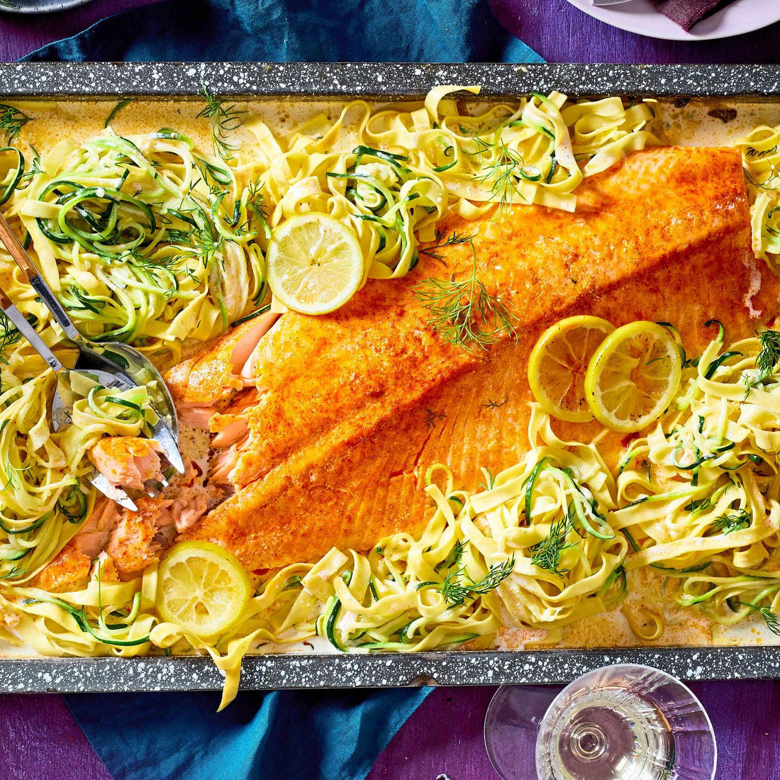 Finnischer Flammlachs zu Nudel-Zucchini-Gemüse