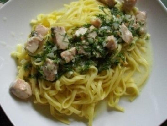 Fisch : Affäre mit Lachs in beschwipster Dillsahnesoße und Pasta - schnell & ein