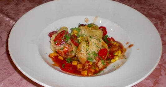 Nudelkörbchen mit Meeresfrüchte-Tomaten-Füllung