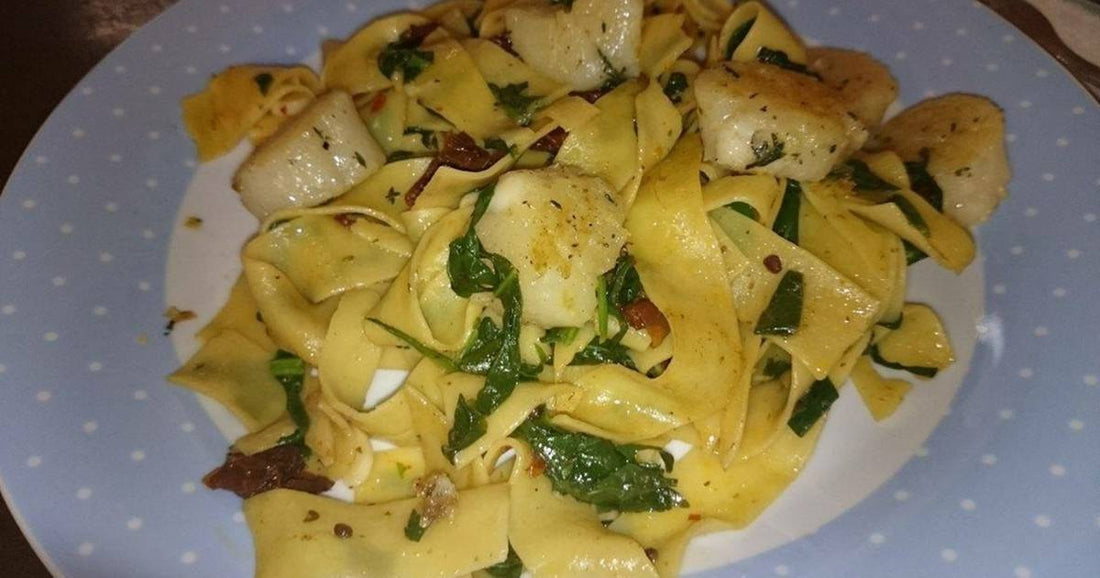 Pasta mit Spinat, Tomaten und Jakobsmuscheln