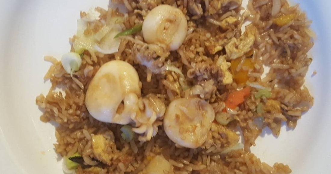 Asiatischer Reis mit Baby Calamari