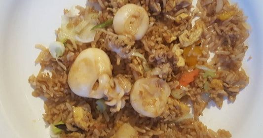 Asiatischer Reis mit Baby Calamari