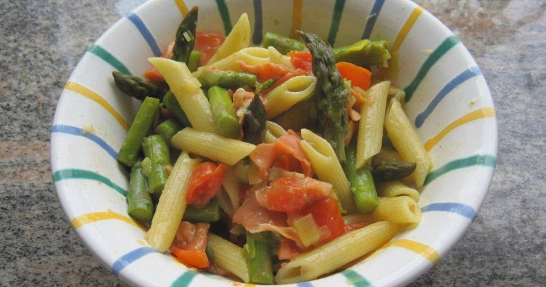 One Pot Pasta mit grünem Spargel und Räucherlachs