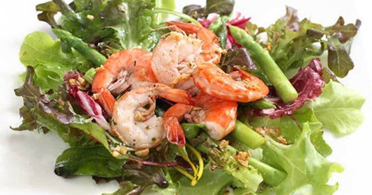 Easy Peel Shrimps mit Salat, warmen Spargel und Knoblauch